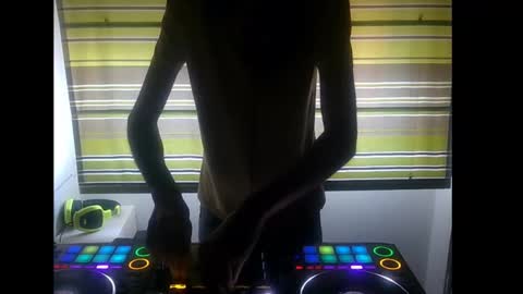 Snapshot of sergioespmad chatting on September 22, 2025, 5:04 pm Dj Notorious aka bionik hand online show from September 22, 2025, 5:04 pm