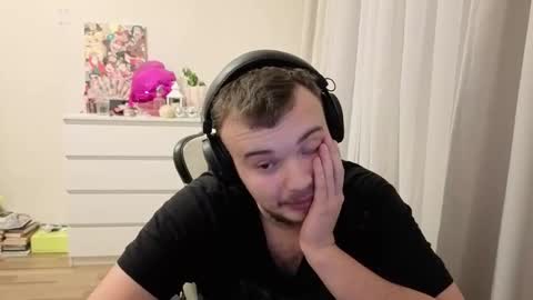 My name is Mia whats yours online show from December 1, 2025, 1:49 pm