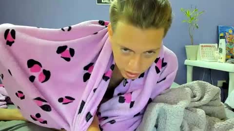 Snapshot of sexy_blondes_ chatting on February 2, 2026, 1:32 pm sexy_blondes_ online show from February 2, 2026, 1:32 pm