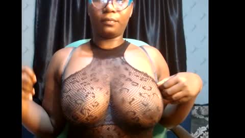 Snapshot of sexy_pearl12 chatting on February 6, 2025, 7:40 pm zoe online show from February 6, 2025, 7:40 pm