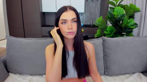 Snapshot of sexyangeloux chatting on February 8, 2025, 8:53 pm Lou online show from February 8, 2025, 8:53 pm