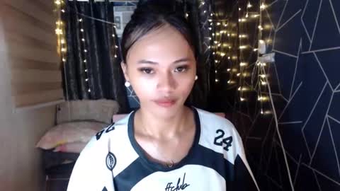 Miss Cheng online show from November 12, 2025, 8:37 am