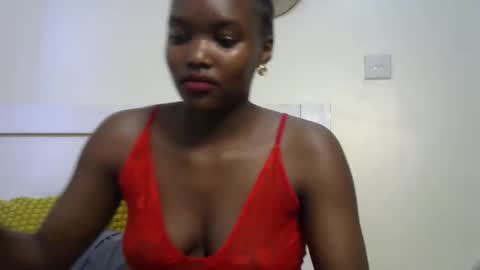Snapshot of sexypetite_lee chatting on September 13, 2025, 11:32 am Lee online show from September 13, 2025, 11:32 am