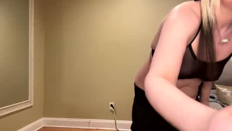 Sexypiglet2728 online show from January 22, 2025, 2:48 am