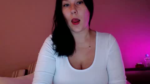 Mila online show from October 5, 2025, 6:12 am