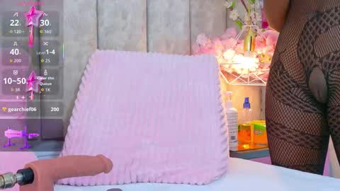 Shanel online show from November 19, 2025, 1:44 pm