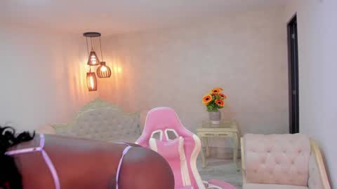 ShantallKnowles online show from February 25, 2026, 12:37 pm