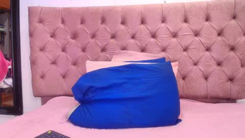 Snapshot of sharlott_kiss chatting on February 24, 2025, 12:05 pm Sharlott online show from February 24, 2025, 12:05 pm