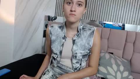 Snapshot of sharlotte__jones chatting on December 4, 2025, 11:52 am Sara online show from December 4, 2025, 11:52 am