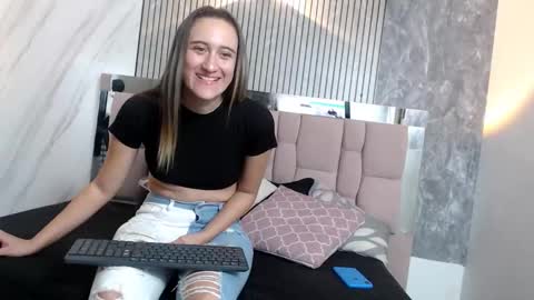 Snapshot of sharlotte__jones chatting on December 5, 2025, 11:41 am Sara online show from December 5, 2025, 11:41 am