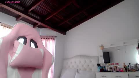 sharlotte  online show from December 18, 2025, 8:48 pm