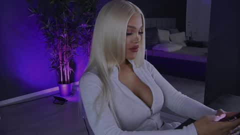 Snapshot of shayblonde chatting on January 11, 2025, 12:33 am shayblonde online show from January 11, 2025, 12:33 am