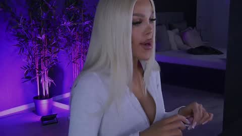 Snapshot of shayblonde chatting on January 14, 2025, 12:54 am shayblonde online show from January 14, 2025, 12:54 am