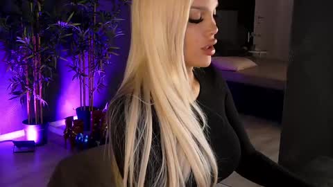 Snapshot of shayblonde chatting on February 26, 2025, 8:11 pm shayblonde online show from February 26, 2025, 8:11 pm
