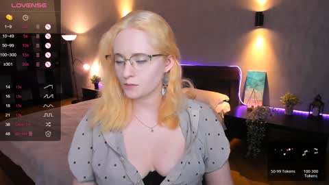 Snapshot of sheslinki chatting on January 24, 2025, 12:31 pm Hello guys my name is Aemilia online show from January 24, 2025, 12:31 pm