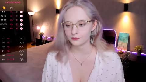 Snapshot of sheslinki chatting on February 11, 2025, 9:09 am Hello guys my name is Aemilia online show from February 11, 2025, 9:09 am