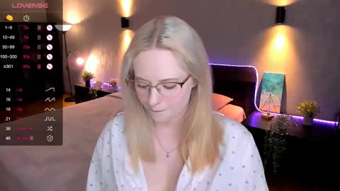 Snapshot of sheslinki chatting on February 18, 2025, 9:32 am Hello guys my name is Aemilia online show from February 18, 2025, 9:32 am
