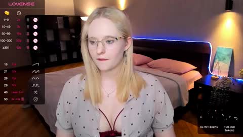 Snapshot of sheslinki chatting on March 2, 2025, 11:39 am Hello guys my name is Aemilia online show from March 2, 2025, 11:39 am