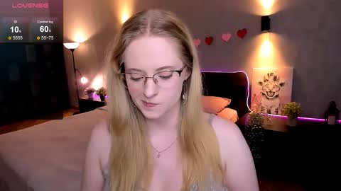 Snapshot of sheslinki chatting on September 11, 2025, 8:25 am Hello guys my name is Aemilia online show from September 11, 2025, 8:25 am