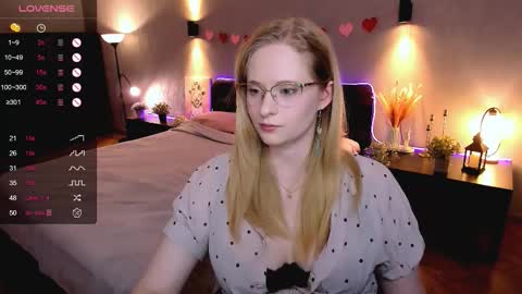 Snapshot of sheslinki chatting on October 3, 2025, 8:55 am Hello guys my name is Aemilia online show from October 3, 2025, 8:55 am