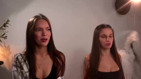 Snapshot of shiningstarrr chatting on October 2, 2025, 7:54 pm Nika online show from October 2, 2025, 7:54 pm