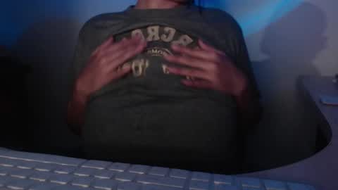 Snapshot of shopie_hank chatting on December 19, 2024, 1:28 am Shopie Hank online show from December 19, 2024, 1:28 am