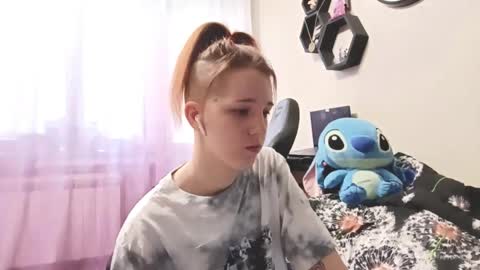 Mia online show from November 24, 2025, 9:20 am