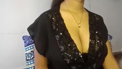 shreya_0 online show from March 10, 2026, 7:13 am