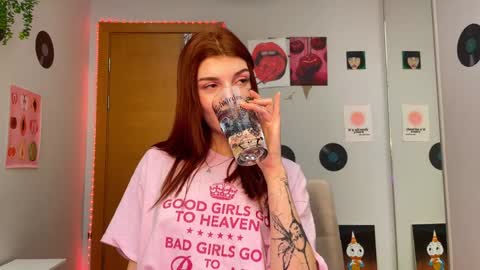 Snapshot of shybella_girl chatting on December 3, 2024, 8:05 am Bella online show from December 3, 2024, 8:05 am