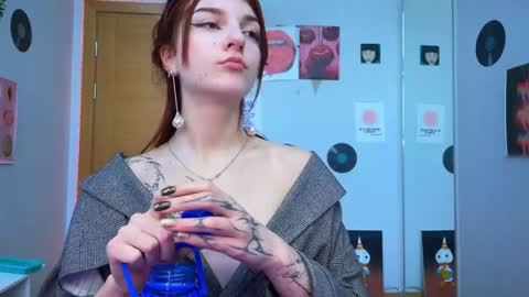Snapshot of shybella_girl chatting on December 4, 2024, 7:50 am Bella online show from December 4, 2024, 7:50 am