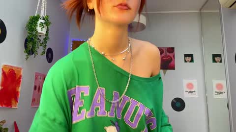 Snapshot of shybella_girl chatting on December 17, 2024, 10:01 am Bella online show from December 17, 2024, 10:01 am