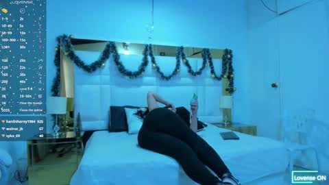 Sienna  online show from December 22, 2025, 3:31 pm