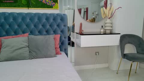 Sienna online show from November 10, 2025, 5:17 am