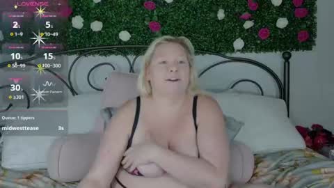 Snapshot of siennaxluxx chatting on July 25, 2026, 4:15 pm Sienna Luxx online show from July 25, 2026, 4:15 pm