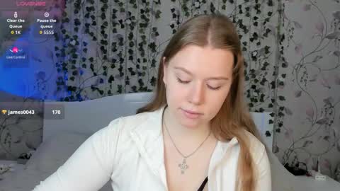 Chloe online show from November 25, 2025, 5:29 am