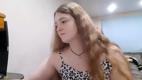 Snapshot of silkfever chatting on November 3, 2025, 3:35 pm Elisabet online show from November 3, 2025, 3:35 pm