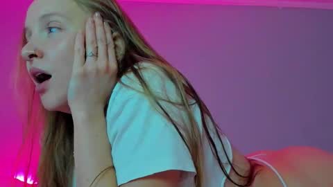 Snapshot of silky_huzelnut chatting on September 30, 2025, 8:03 pm Mila online show from September 30, 2025, 8:03 pm