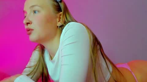 Snapshot of silky_huzelnut chatting on October 5, 2025, 9:07 am Mila online show from October 5, 2025, 9:07 am