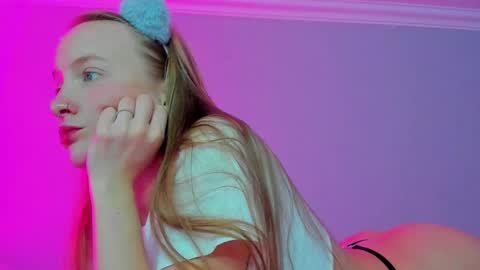 Snapshot of silky_huzelnut chatting on October 8, 2025, 10:02 am Mila online show from October 8, 2025, 10:02 am