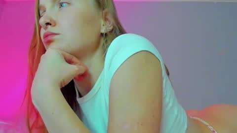 Snapshot of silky_huzelnut chatting on October 12, 2025, 8:52 pm Mila online show from October 12, 2025, 8:52 pm