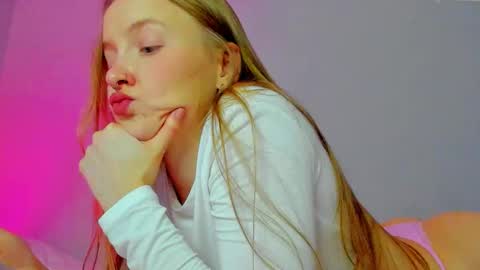 Snapshot of silky_huzelnut chatting on October 13, 2025, 8:58 am Mila online show from October 13, 2025, 8:58 am