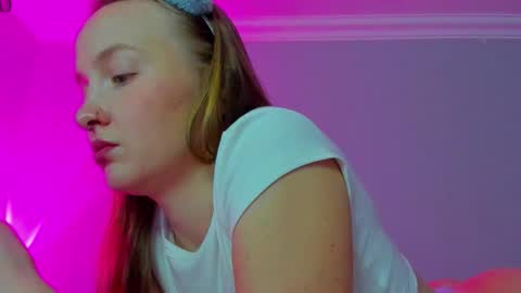 Snapshot of silky_huzelnut chatting on October 17, 2025, 7:22 am Mila online show from October 17, 2025, 7:22 am