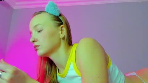 Snapshot of silky_huzelnut chatting on October 22, 2025, 8:25 am Mila online show from October 22, 2025, 8:25 am