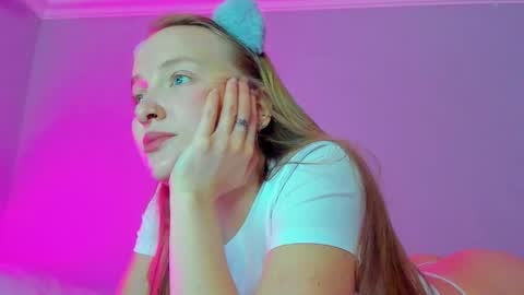 Snapshot of silky_huzelnut chatting on October 23, 2025, 8:02 am Mila online show from October 23, 2025, 8:02 am