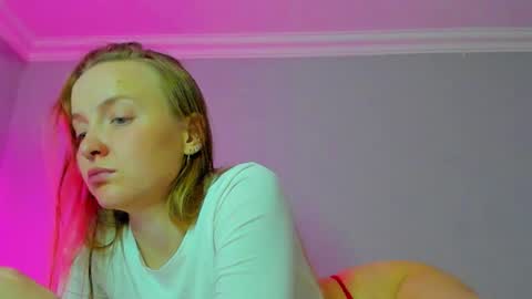 Snapshot of silky_huzelnut chatting on October 26, 2025, 7:09 pm Mila online show from October 26, 2025, 7:09 pm