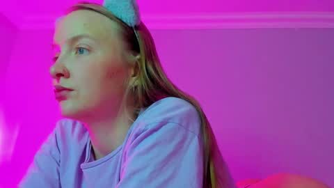 Snapshot of silky_huzelnut chatting on October 27, 2025, 7:23 am Mila online show from October 27, 2025, 7:23 am