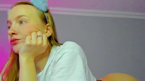 Snapshot of silky_huzelnut chatting on October 28, 2025, 7:34 am Mila online show from October 28, 2025, 7:34 am