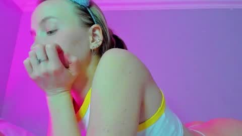 Snapshot of silky_huzelnut chatting on October 30, 2025, 6:59 am Mila online show from October 30, 2025, 6:59 am