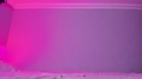 Snapshot of silky_huzelnut chatting on November 4, 2025, 7:40 am Mila online show from November 4, 2025, 7:40 am