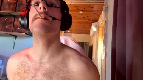 Snapshot of sillydillynewfie chatting on May 4, 2026, 7:32 pm Silly Dilly Newfie online show from May 4, 2026, 7:32 pm